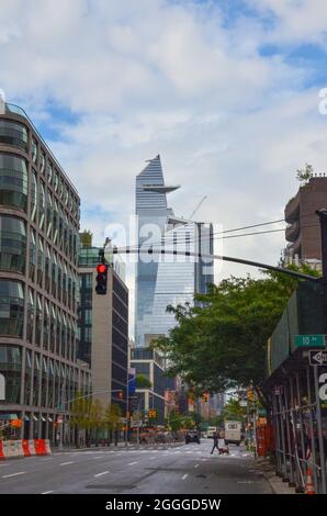 Stadtbild von Manhattan auf der Aussichtsplattform der High Line. Ruhige Manhattan City Street am Nachmittag. New York City, New York, USA. Juli 2021. Stockfoto