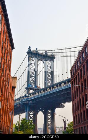 Die Dumbo Manhattan Bridge ist auf der Washington Street zu sehen. Ikonische Ansicht der Manhattan Bridge in Brooklyn, New York, USA. Juli 2021. Stockfoto