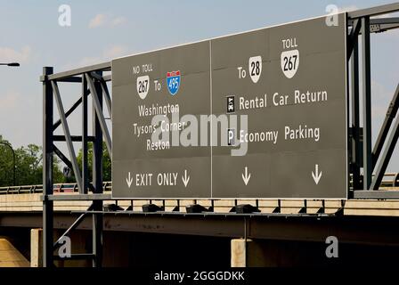 Chantilly, Virginia / USA - Nahaufnahme der Richtungszeichen für Besucher des Washington Dulles International Airport (IAD), wenn sie das Flughafengelände verlassen. Stockfoto