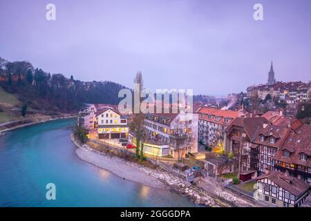 Altstadt von Bern, Hauptstadt der Schweiz in Europa in der Dämmerung Stockfoto