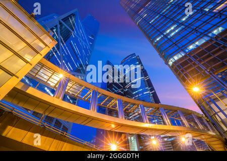 Moderne Bürogebäude im Zentrum Hongkongs in der Dämmerung Stockfoto