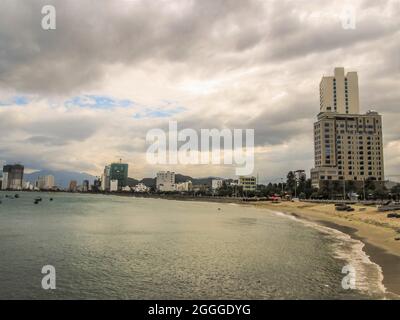 Strand an einem bewölkten Tag in Dong De Area, Nha Trang City, Khanh Hoa Stockfoto