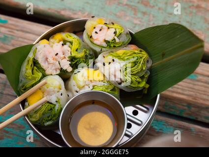 Leckere Ceviche-Rollen aus weißem Fisch mit Reispapier im vietnamesischen Stil Stockfoto