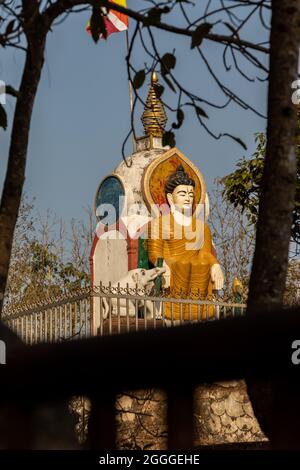 Buddha-Statue in Shreenagar, Tansen, Palpa, Nepal, von wo aus Sie die landschaftliche Schönheit rund um Tansen, Palpa, bewundern können Stockfoto