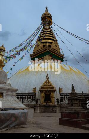 Swayambhunath, auch Monkey Temple genannt, liegt im Herzen von Kathmandu, Nepal und ist bereits von der UNESCO zum Weltkulturerbe erklärt worden Stockfoto