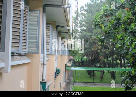 Ho Chi Minh, Vietnam 20. August 2016: Fensterreihen in einem Gebäude auf dem Campus der Nationalen Universität Vietnam Ho Chi Minh Stadt - Universität von Scie Stockfoto