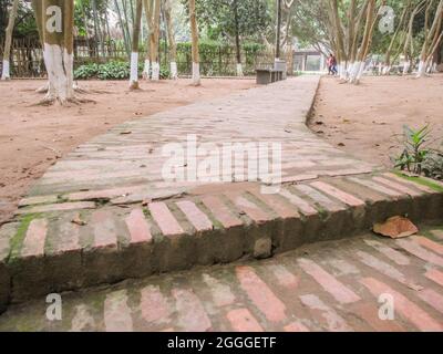 Hanoi, Vietnam - 20. Januar 2016: Backsteinstraße auf dem Land in der Vergangenheit in Vietnam Stockfoto