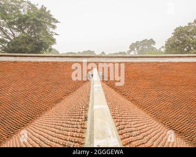 Ha Noi, Vietnam - 20. Januar 2016: Das Ziegeldach des Literaturtempels in Ha Noi, Vietnam Stockfoto