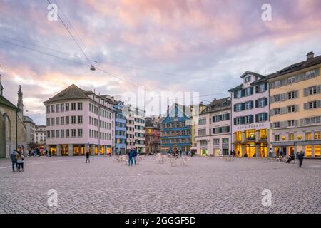 Zürich, Schweiz - 3. Februar 2018 : die Altstadt von Zürich in der Schweiz bei Nacht. Es ist die größte Stadt der Schweiz. Stockfoto