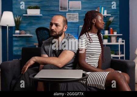 Ein gemischtrassig-betroffetes Paar mit Eheproblemen, die zu Hause kämpfen. Gemischte Rassen Menschen fühlen sich wütend und haben Streit über Beziehung. Multiethnische Partner mit Streit. Stockfoto
