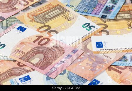 Ein großer Haufen Euro-Banknoten. Viele Euro-Scheine liegen übereinander. Ein Haufen Geld der Europäischen Union. Währung des vereinigten Europas. Bargeldauszahlung Stockfoto