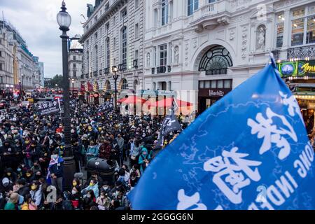 London, Großbritannien. August 2021. Hong Kongers versammeln sich während der Kundgebung im Piccadilly Circus.die Hongkonger Diaspora versammelten sich am Piccadilly Circus, um an die brutalen Polizeihandlungen zu erinnern, die am 31. August 2020 zu Todesfällen auf der Prince Edward Station geführt haben. Organisiert von England Good Neighbor marschierte Hong Kongers vom Piccadilly Circus durch Chinatown und kam schließlich beim HKETO (Hong Kong Economic and Trade Office) an. Kredit: SOPA Images Limited/Alamy Live Nachrichten Stockfoto