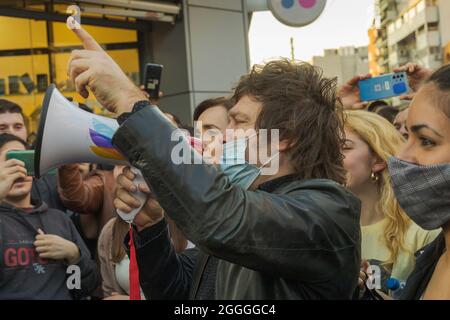 Argentinien. August 2021. Javier Milei verweist auf die Ansprache der Anwesenden in seiner Rede. (Foto: Esteban Osorio/Pacific Press) Quelle: Pacific Press Media Production Corp./Alamy Live News Stockfoto