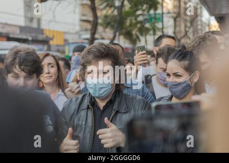 Argentinien. August 2021. Javier Milei, der in der Kampagne für den Nationalstellvertretenden unter seinen Anhängern läuft. (Foto: Esteban Osorio/Pacific Press) Quelle: Pacific Press Media Production Corp./Alamy Live News Stockfoto