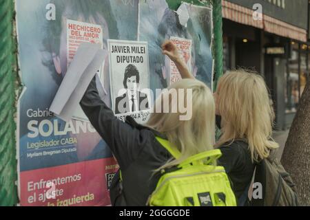 Argentinien. August 2021. Anhänger der Libertären Partei posten Plakate ihres Führers Javier Milei. (Foto: Esteban Osorio/Pacific Press) Quelle: Pacific Press Media Production Corp./Alamy Live News Stockfoto