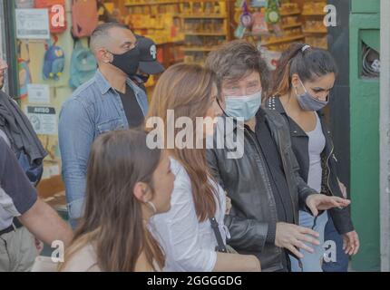 Argentinien. August 2021. Javier Milei und Victoria Villarruel gehen mit ihren Anhängern. (Foto: Esteban Osorio/Pacific Press) Quelle: Pacific Press Media Production Corp./Alamy Live News Stockfoto