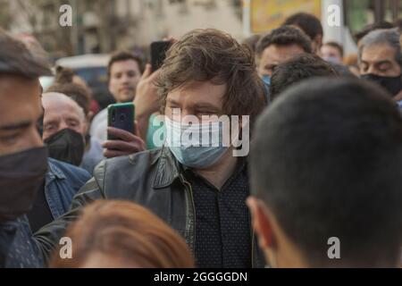 Argentinien. August 2021. Javier Milei geht mit seinen Anhängern entlang der Av Rivadavia. (Foto: Esteban Osorio/Pacific Press) Quelle: Pacific Press Media Production Corp./Alamy Live News Stockfoto