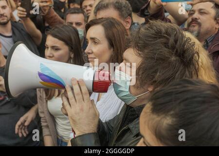 Argentinien. August 2021. Javier Milei spricht mit der Kandidatin Victoria Villarruel. (Foto: Esteban Osorio/Pacific Press) Quelle: Pacific Press Media Production Corp./Alamy Live News Stockfoto