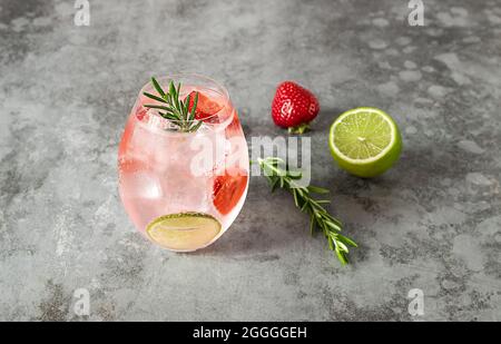 Gin-Cocktail aus Erdbeer- und Rosmarinrosa, erfrischendes Alkoholgetränk Stockfoto