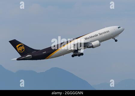 Richmond, British Columbia, Kanada. August 2021. Ein UPS Airlines Airbus A300 (A300F4-622R) Frachtjet fährt vom internationalen Flughafen Vancouver ab. (Bild: © Bayne Stanley/ZUMA Press Wire) Stockfoto