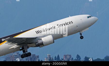 Richmond, British Columbia, Kanada. August 2021. Ein UPS Airlines Airbus A300 (A300F4-622R) Frachtjet fährt vom internationalen Flughafen Vancouver ab. (Bild: © Bayne Stanley/ZUMA Press Wire) Stockfoto