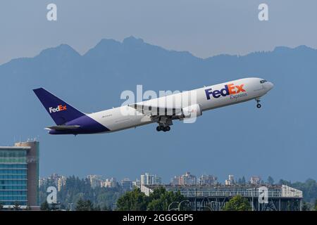 Richmond, British Columbia, Kanada. August 2021. Ein FedEx Express Boeing 767-300F (N104FE) Frachtjet fährt vom internationalen Flughafen Vancouver ab. (Bild: © Bayne Stanley/ZUMA Press Wire) Stockfoto