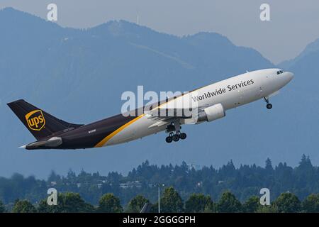 Richmond, British Columbia, Kanada. August 2021. Ein UPS Airlines Airbus A300 (A300F4-622R) Frachtjet fährt vom internationalen Flughafen Vancouver ab. (Bild: © Bayne Stanley/ZUMA Press Wire) Stockfoto