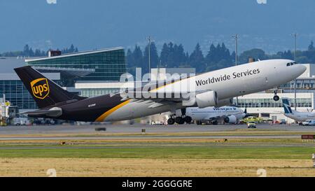 Richmond, British Columbia, Kanada. August 2021. Ein UPS Airlines Airbus A300 (A300F4-622R) Frachtjet fährt vom internationalen Flughafen Vancouver ab. (Bild: © Bayne Stanley/ZUMA Press Wire) Stockfoto