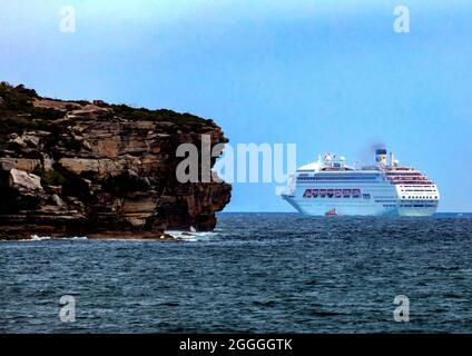 Das Schiff verlässt den Hafen von Sydney um die North Heads, bevor Covid in Australien anschlug Stockfoto