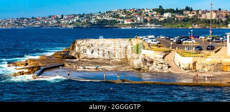 Stufen führen zum Meeresschwimmbereich im Clovelly Surf Life Saving Club südlich des Hafens von Sydney in Australien Stockfoto