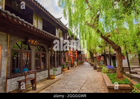 Yunnan, China - 22. März 2016: Malerische Straßen und historische Holzhäuser in der antiken Stadt Lijiang. Stockfoto