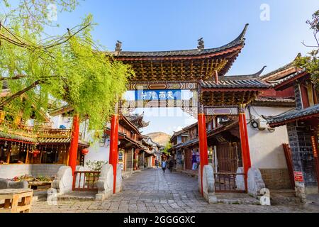 Yunnan, China - 22. März 2016: Altes historisches Stadttor in der alten Stadt Lijiang. Stockfoto