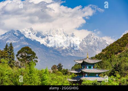 Yulong Snow Mountain und Black Dragon (Heilong) Pool mit blauem Himmel. Lijiang, Yunnan, China. Stockfoto