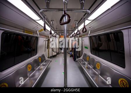 Blick auf die fast leeren Innenräume eines Reisebusses der Delhi Metro. Stockfoto