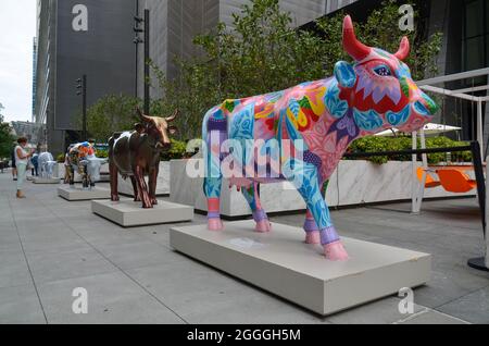 New York, Usa. August 2021. Die Cow Parade kehrte nach 20 Jahren zurück, öffentliche Kunstausstellung wird in Hudson Yards, New York City, gesehen und wird bis zum 30. September 2021 sein. (Foto von Ryan Rahman/Pacific Press) Quelle: Pacific Press Media Production Corp./Alamy Live News Stockfoto