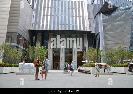 New York, Usa. August 2021. Die Menschen werden an der Cow Parade in den Hudson Yards, New York City vorbeikommen sehen; eine öffentliche Kunstausstellung, die nach 20 Jahren in die Stadt zurückkehrte. (Foto von Ryan Rahman/Pacific Press) Quelle: Pacific Press Media Production Corp./Alamy Live News Stockfoto