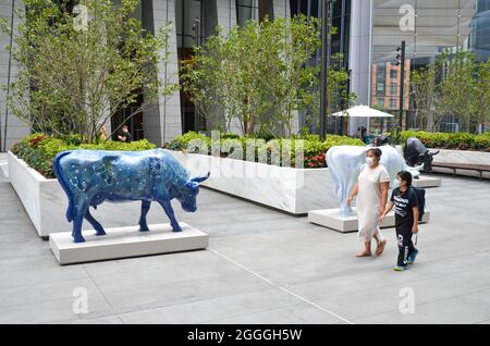 New York, Usa. August 2021. Die Menschen werden an der Cow Parade in den Hudson Yards, New York City vorbeikommen sehen; eine öffentliche Kunstausstellung, die nach 20 Jahren in die Stadt zurückkehrte. (Foto von Ryan Rahman/Pacific Press) Quelle: Pacific Press Media Production Corp./Alamy Live News Stockfoto