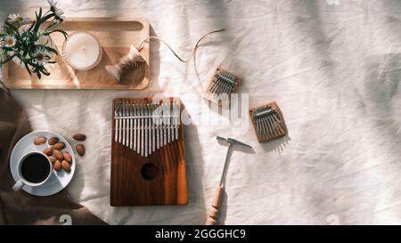 Kalimba oder Mbira ist ein afrikanisches Musikinstrument.traditionelle kleine Kalimba aus Holzbrett mit Metall. Musikkonzept. Vintage-Style Stockfoto