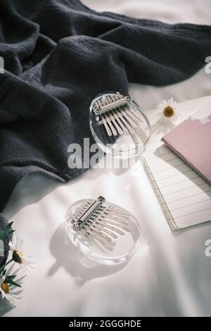 Kalimba Mini 8 Schlüssel aus Glas. Kalimba oder Mbira ist ein afrikanisches Musikinstrument. Traditionelle Kalimba aus Glas Brett mit Metall, spielen auf Händen und Stockfoto