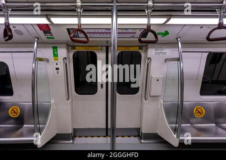 Blick auf die fast leeren Innenräume eines Reisebusses der Delhi Metro. Stockfoto