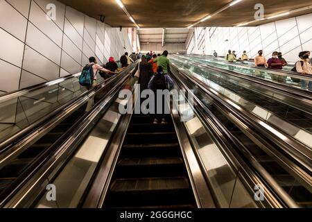 Blick auf eine Bank von Rolltreppen in der U-Bahn-Station Kashmere Gate in Delhi. Stockfoto