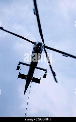 Kaman K-Max Hubschrauber schleppt Schlingeimer, um Waldbrand in der Nähe von Salmon Idaho zu bekämpfen Stockfoto