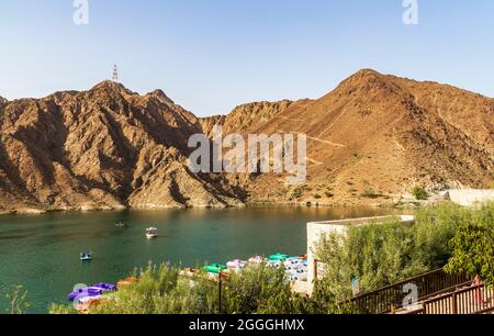 Berge rund um den Al Al Rafisah Dam im Emirat Sharjah Stockfoto