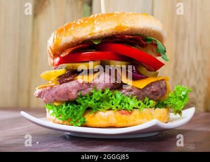 Nahrhafter Double Cheese Burger Stockfoto