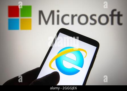Ukraine. August 2021. In dieser Abbildung ist ein Internet Explorer (IE oder MSIE)-Logo auf einem Smartphone mit einem Microsoft-Logo im Hintergrund zu sehen. Kredit: SOPA Images Limited/Alamy Live Nachrichten Stockfoto
