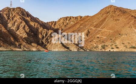 Berge rund um den Al Al Rafisah Dam im Emirat Sharjah Stockfoto