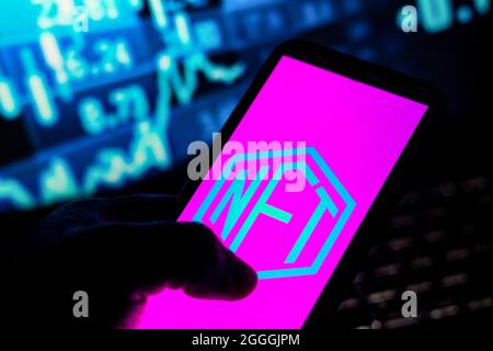Brasilien. August 2021. In dieser Abbildung ist das NFT-Logo (Non-fungible Token) zu sehen, das auf einem Smartphone angezeigt wird. (Foto von Rafael Henrique/SOPA Images/Sipa USA) Quelle: SIPA USA/Alamy Live News Stockfoto