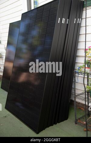 Solarmodule, die an der Seite eines Hauses auf dem Dach installiert werden Stockfoto