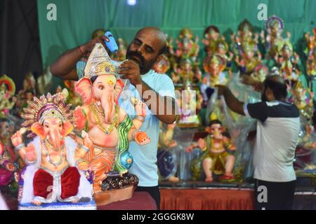 Jabalpur : ein Künstler, der Lord Ganesha letzten Schliff bei einem Workshop vor dem Ganesh Chaturti Festival in Jabalpur, Sonntag, 29. August 2021, gibt. Ph Stockfoto