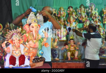 Jabalpur : ein Künstler, der Lord Ganesha letzten Schliff bei einem Workshop vor dem Ganesh Chaturti Festival in Jabalpur, Sonntag, 29. August 2021, gibt. Ph Stockfoto